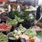سیلاب کے اثرات کراچی کی منڈیوں تک جا پہنچے، سبزیاں 100 فیصد سے زیادہ مہنگی