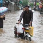 گجرات میں 577 ملی میٹر ریکارڈ بارش، تباہی مچ گئی، اسکول بند اور عمارت گر گئی