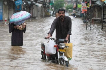 گجرات میں 577 ملی میٹر ریکارڈ بارش، تباہی مچ گئی، اسکول بند اور عمارت گر گئی