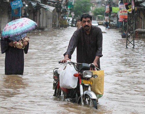 گجرات میں 577 ملی میٹر ریکارڈ بارش، تباہی مچ گئی، اسکول بند اور عمارت گر گئی