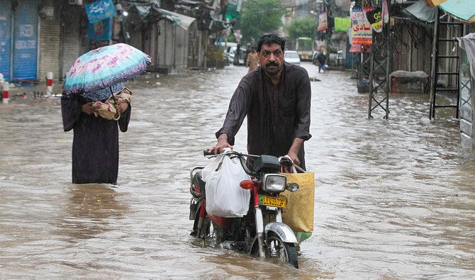 گجرات میں 577 ملی میٹر ریکارڈ بارش، تباہی مچ گئی، اسکول بند اور عمارت گر گئی